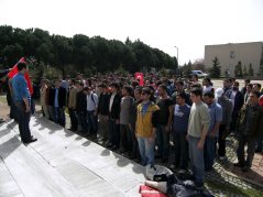 Atatürk anıtı önü İstiklal Marşı ve saygı duruşu